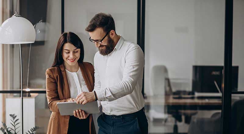 Professionals die samen een financieringsproject bekijken